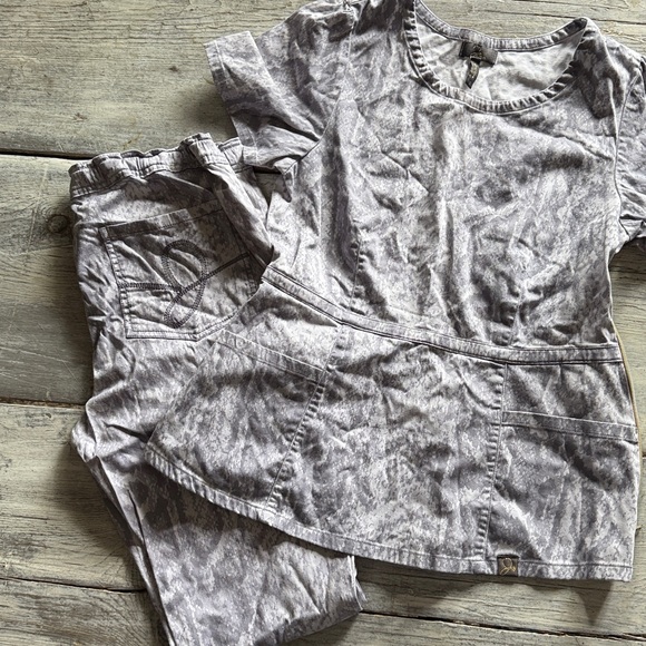 Jaanuu Pants - Jaanuu Gray Scrub Top and Pants Set animal print size small